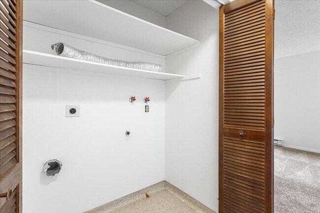 Building Photo - 2101 Shoreline Dr