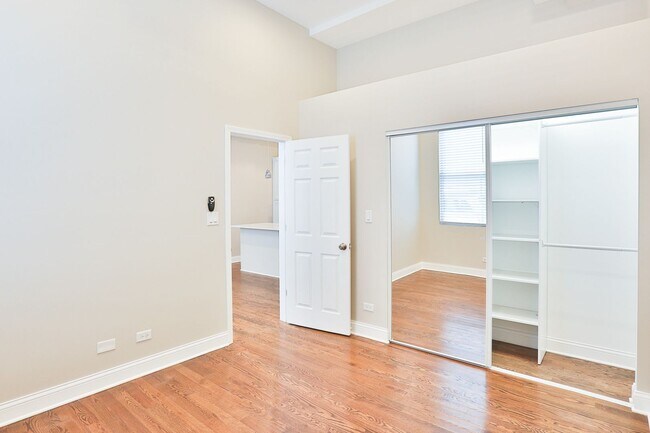 Building Photo - Gorgeous 1Bed in Logan Square! Condo Quality! In-Unit Laundry! Central Air! Stainless Steel!