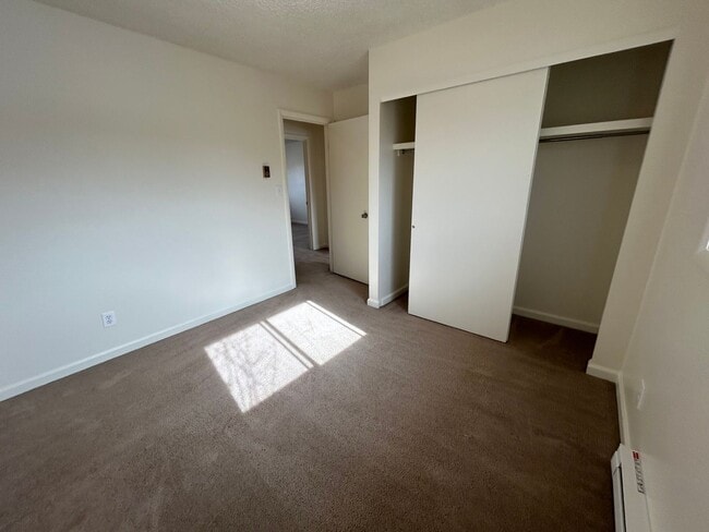 Building Photo - 3 Bed 1.5 Bath Townhome In Excellent Neighborhood