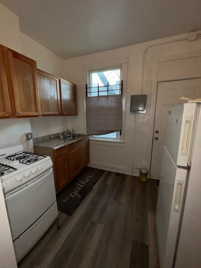 Primary Photo - 292X Parkwood Ave