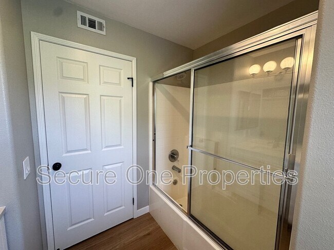 Building Photo - 379 Westlake Vista Ln