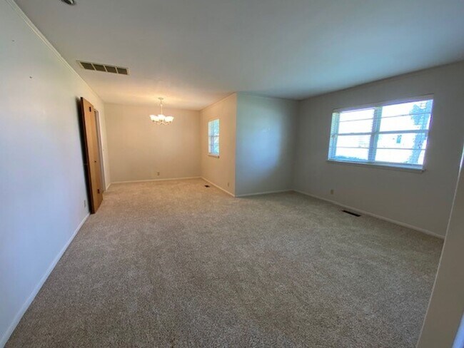 Building Photo - LARGE | 3 Bed | 2 Bath | Midtown Tulsa