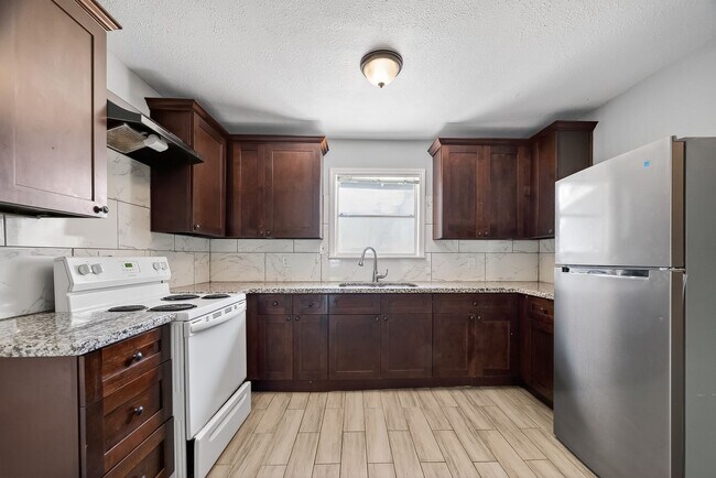 Building Photo - Spacious 4-Bed, 2-Bath Convenient South Houston Home Near Medical Center & City Access