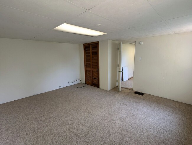 Building Photo - Spacious 2 bedroom 1 bathroom single family home (Marshall-Shadeland)