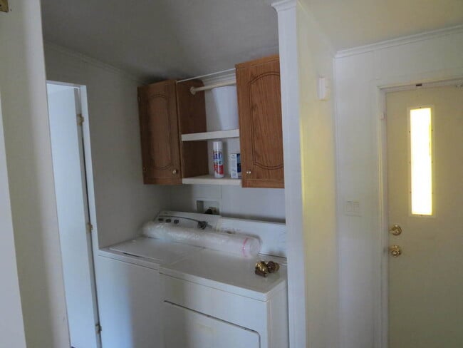 Building Photo - CLEAN 2 BED, 1 BATH IN THE FOOTHILLS!