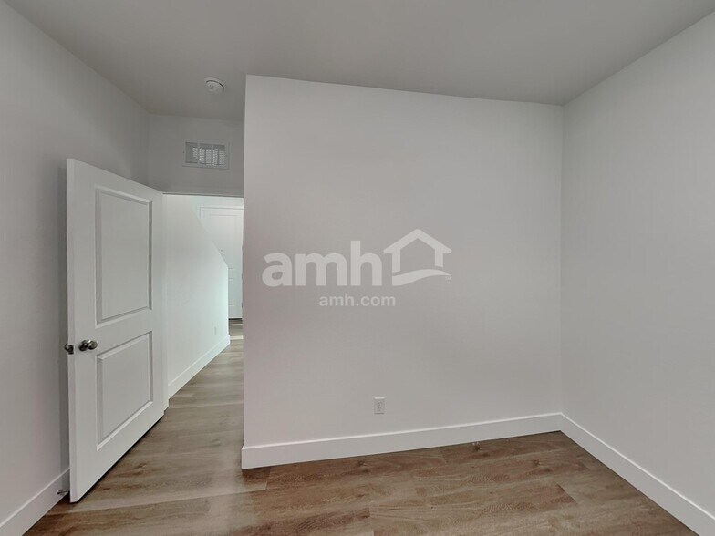 Building Photo - 5871 Vaes Dothrak St