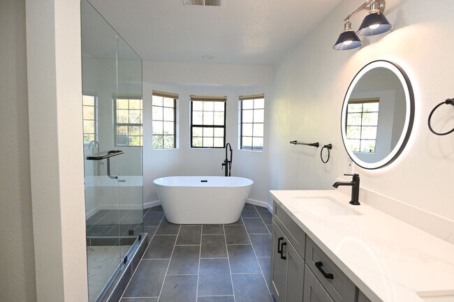 Building Photo - Tranquil / Updated Townhome in Gated in Vi...