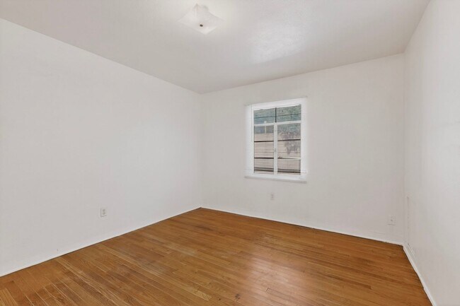 Building Photo - 1409-1409 Hazeldine Ave SE