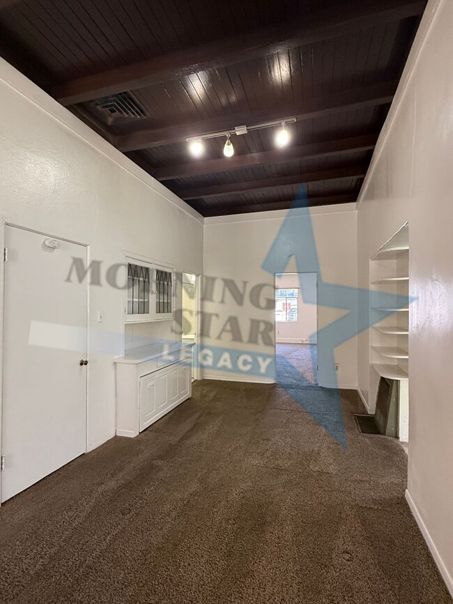 Building Photo - 127-129 S Miranda St