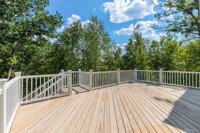 Building Photo - 2 Hallock Ct