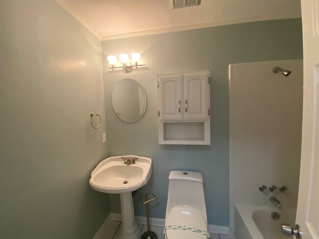 Building Photo - 2408 Dundee Dr