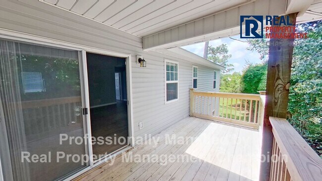 Building Photo - 3 BD/2 BA Upper Unit Condo in Hawthorne Park