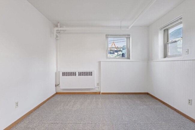 Building Photo - Spacious, Updated 1BR on Beautiful Iris Park!