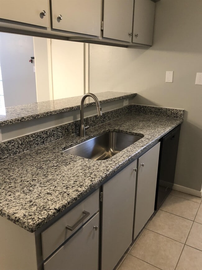 Building Photo - 2401 Sycamore Ave