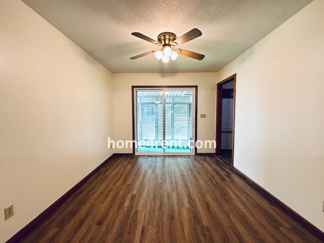 Building Photo - Charming Duplex Style Home with New Paint, Updated Floors, Finished Basement and a Quiet Back Patio!