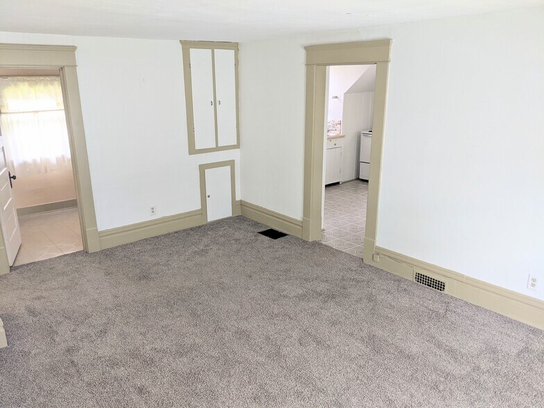 Living Room - 732 W Shiawassee St