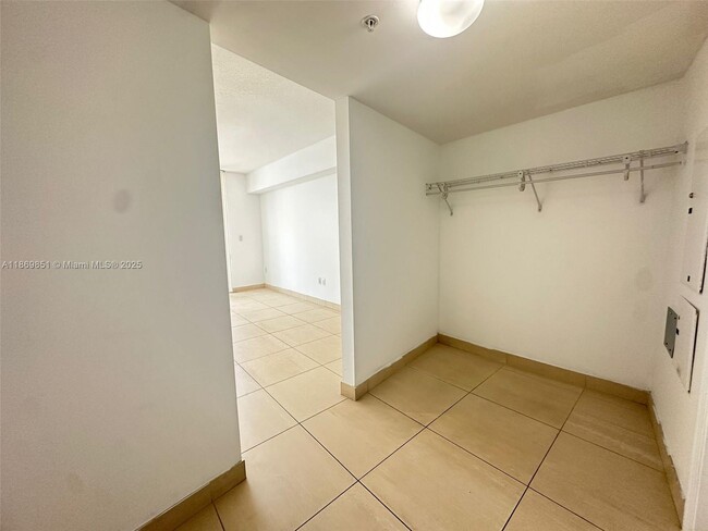Building Photo - 1750 N Bayshore Dr