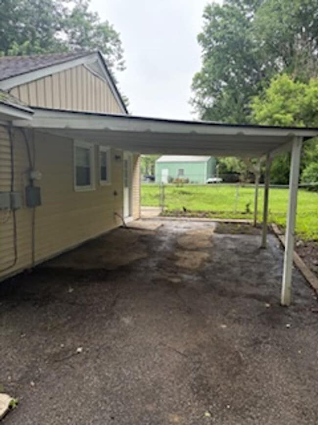 Building Photo - Cute 3 Bedroom, 1.5 Bathroom Home