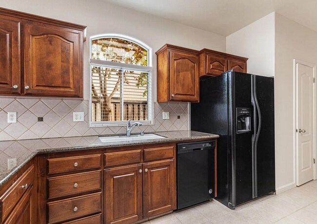 Building Photo - Immaculate Clovis Home! Stylish Updates + ...