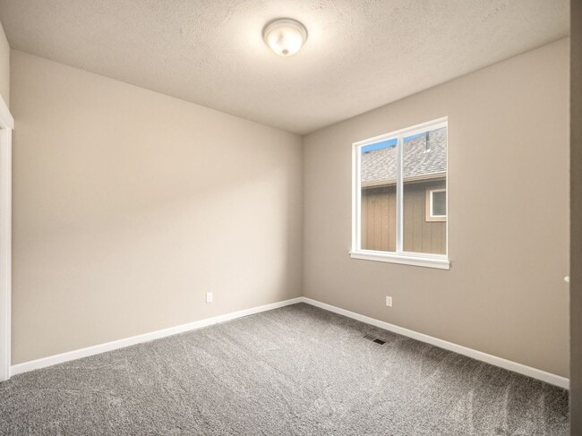 Building Photo - Spacious 5-Bedroom Home with Private Yard & Parking in Spokane