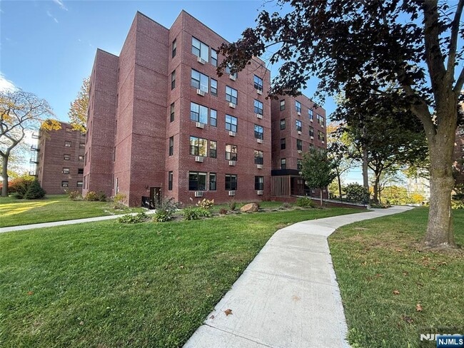 Building Photo - 3011 Edwin Ave