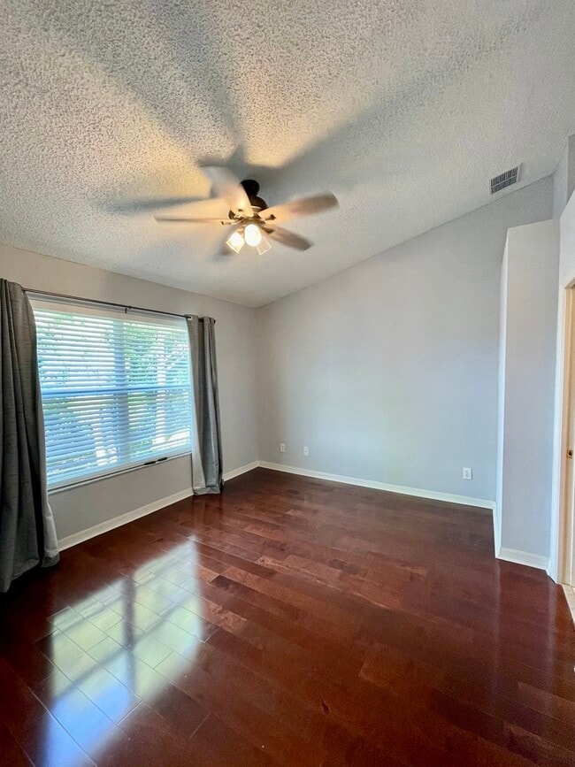 Building Photo - 643 Vallance Way NE