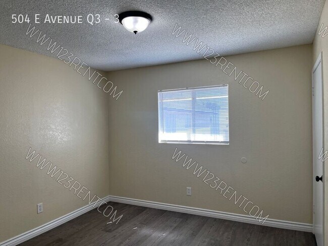 Building Photo - 504 E Ave Q3