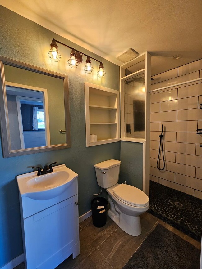 Building Photo - 3 BED | 3 BATH | SPLIT FOYER HOME | GARAGE