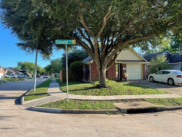 Building Photo - 1102 Camelot Ln