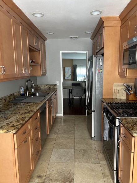 Building Photo - 15169 Magnolia Blvd