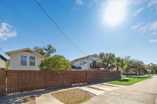 Building Photo - 825 Merrill St