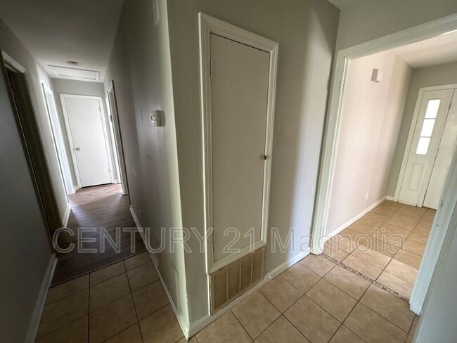 Building Photo - 2737 Royal St