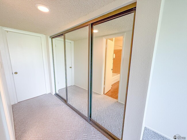 Building Photo - 10476 S Del Montes