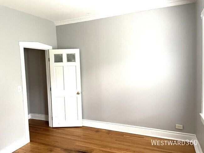 Building Photo - 2551 N Avers Ave