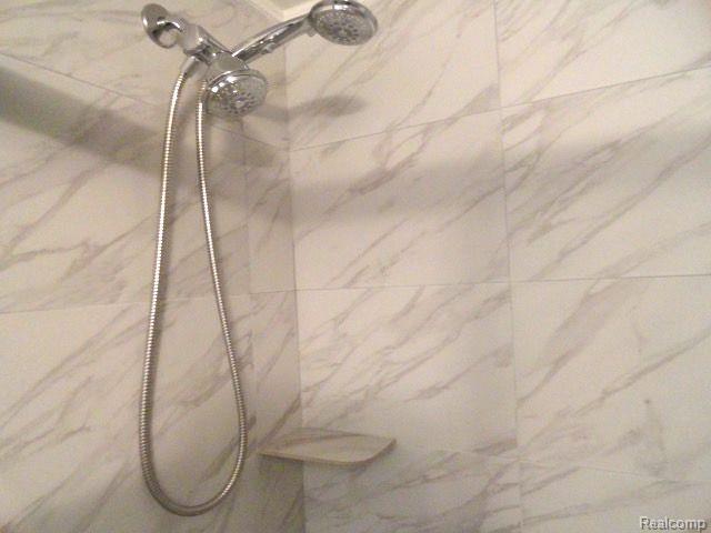 Building Photo - 250 E Thirteen Mile Rd