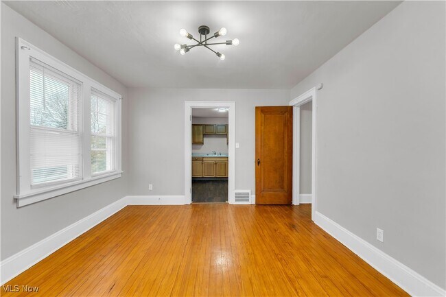 Building Photo - 10007 Parkview Ave