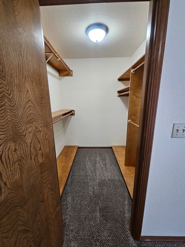 Building Photo - Beautiful 4 Bedroom Home on the Lake-April Rent FREE!