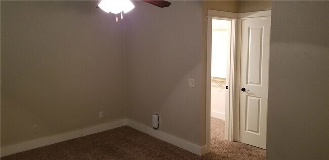 Building Photo - 3165 N Barnsbury Terrace