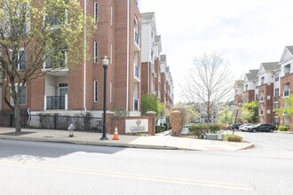 Building Photo - Beautiful 2 Bedroom, 2 Bath Condo In The H...