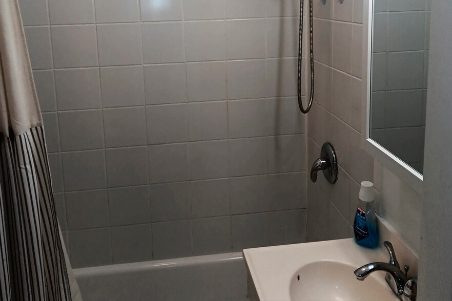 Building Photo - 910 Green Bay Rd