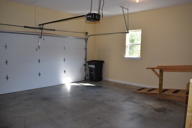 Building Photo - Gorgeous Home Located in Osage Hills Subdivision