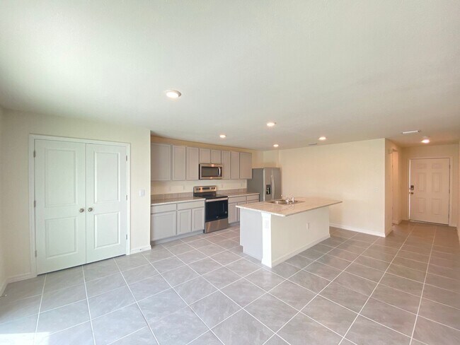 Building Photo - Avalon Woods 4/3/2 ***WON'T LAST***
