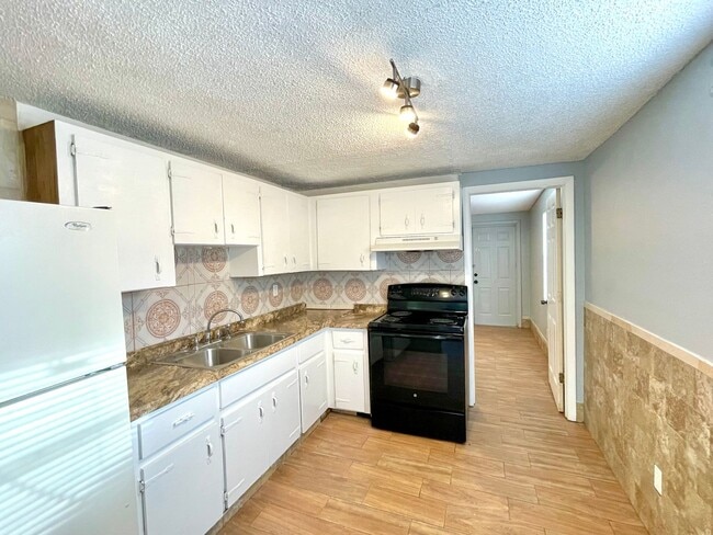 Building Photo - Sunny Lakes