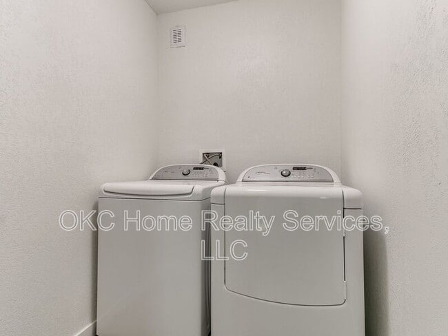 Building Photo - 1812 W Noble Ave