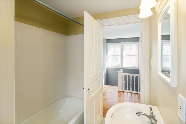 Building Photo - Stunning 4-Bedroom Townhouse with Garage and Rooftop Deck! Available late May!