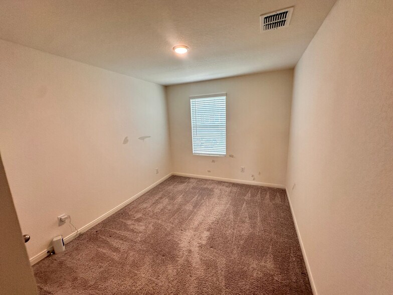 Building Photo - Room in House on Maple Ter