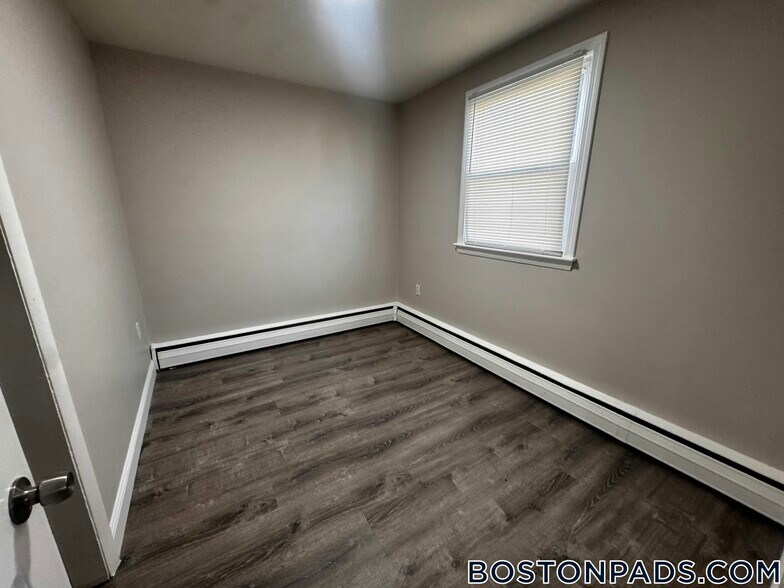 Building Photo - 24 Waugh St