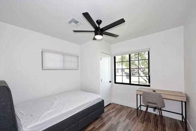 Building Photo - 716 W 11th St