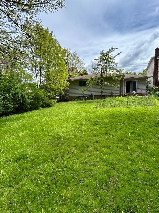 Building Photo - 3 Bedrooms One Floor Ranch House with 2 car attached garage in Lyndhurst
