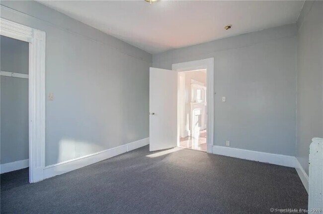 Building Photo - 565 Orchard St